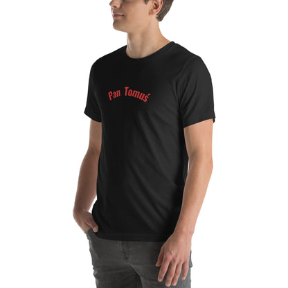Ein Model in Seitenansicht trägt ein Unisex-T-Shirt in Vintage Schwarz von POLCOUTURE. Auf der Brust prangt der Schriftzug „Pan Tomuś“ im markanten POLCOUTURE Rot. Das Model ist leicht seitlich rechts gedreht, wodurch der Fokus auf der Passform und dem hochwertigen Look des Namens-Prints auf dem dunklen Grund liegt.