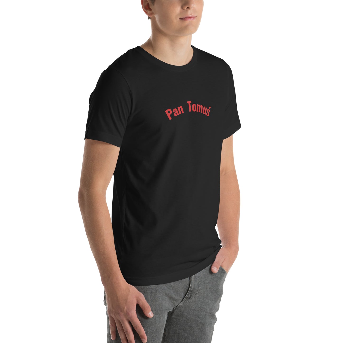 Ein Model in Seitenansicht trägt ein Unisex-T-Shirt in Vintage Schwarz von POLCOUTURE. Auf der Brust prangt der Schriftzug „Pan Tomuś“ im markanten POLCOUTURE Rot. Das Model ist leicht seitlich links gedreht, wodurch der Fokus auf der Passform und dem starken Kontrast zwischen dem dunklen Stoff und dem roten Namens-Print liegt.