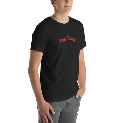 Ein Model in Seitenansicht trägt ein Unisex-T-Shirt in Vintage Schwarz von POLCOUTURE. Auf der Brust prangt der Schriftzug „Pan Tomuś“ im markanten POLCOUTURE Rot. Das Model ist leicht seitlich links gedreht, wodurch der Fokus auf der Passform und dem starken Kontrast zwischen dem dunklen Stoff und dem roten Namens-Print liegt.