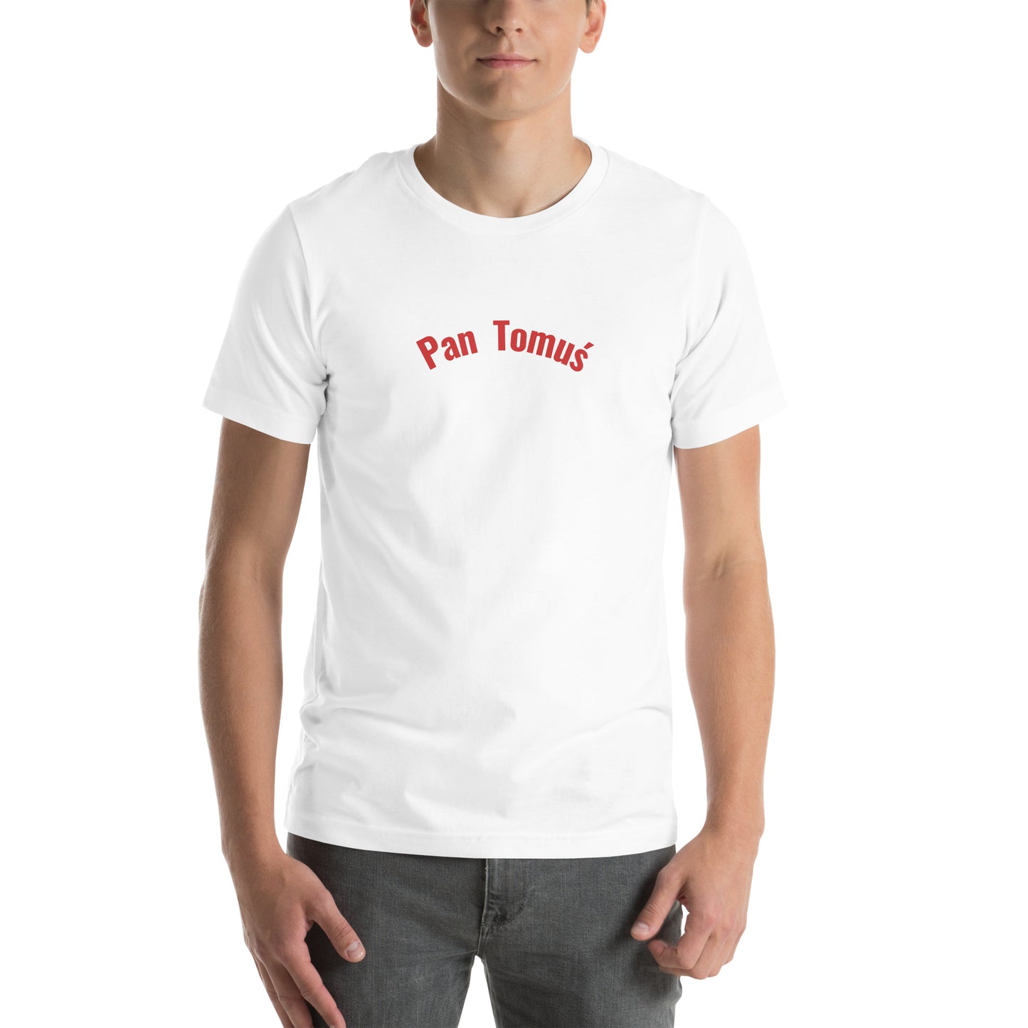 Frontalansicht eines Models in einem weißen POLCOUTURE Unisex-T-Shirt. Zentriert auf der Brust ist der Schriftzug „Pan Tomuś“ in einer klaren, roten Schrift aufgedruckt. Das Bild zeigt das vollständige Design des T-Shirts mit Rundhalsausschnitt und kurzem Arm vor einem neutralen Hintergrund.