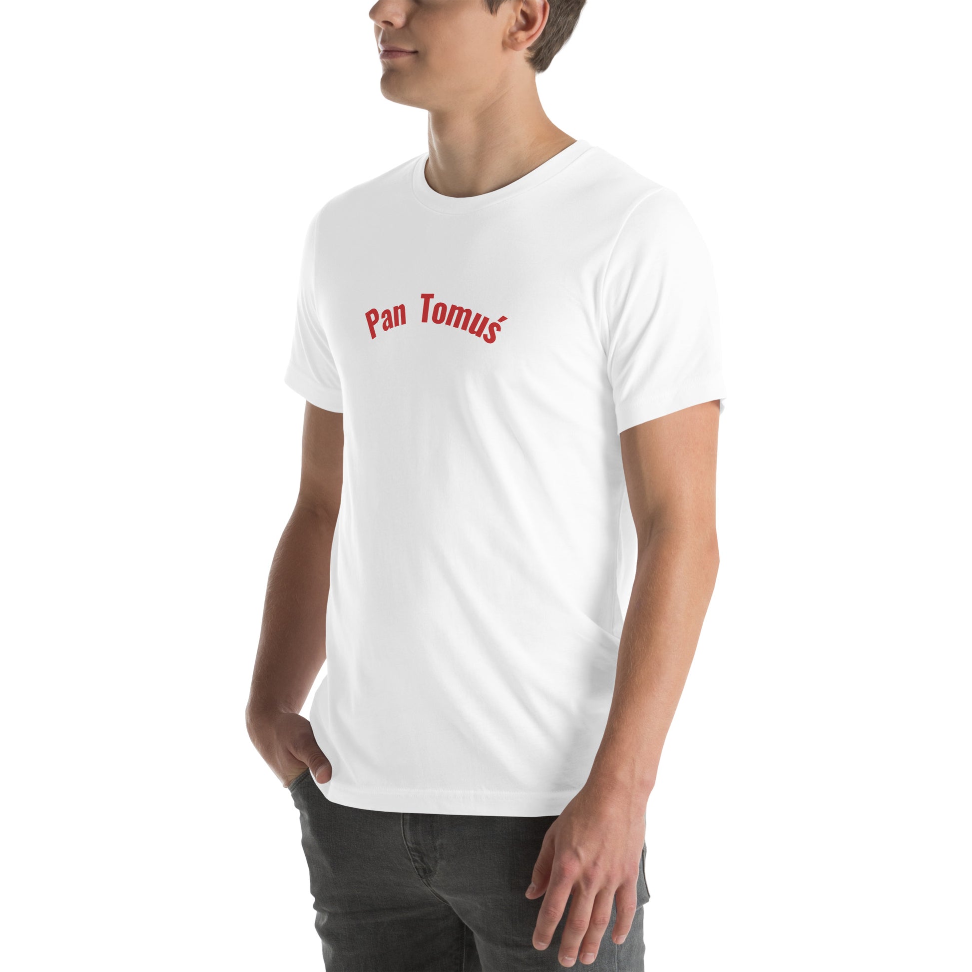 Ein Model in einer Frontalansicht, der Körper ist leicht nach rechts gedreht. Er trägt ein weißes POLCOUTURE Unisex-T-Shirt, auf dem mittig der Schriftzug „Pan Tomuś“ in einer klaren, roten Schrift aufgedruckt ist. Der Hintergrund ist neutral und hell, was den Fokus auf den roten Namenszug und den klassischen Schnitt des T-Shirts lenkt.