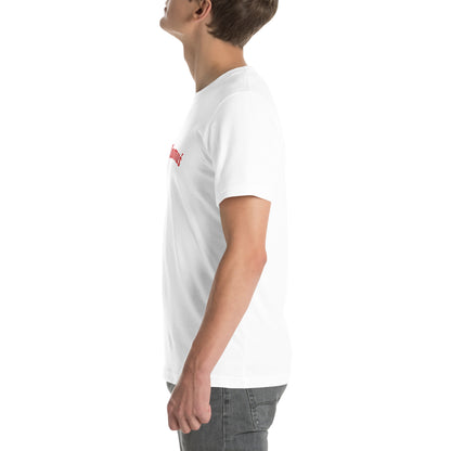 Seitenprofil eines Models, das ein weißes POLCOUTURE Unisex-T-Shirt trägt. Auf der Brust ist ein Teil des Drucks „Tomuś“ in einer klaren, roten Schrift zu sehen. Die Seitenansicht zeigt den bequemen Sitz des T-Shirts und den deutlichen Kontrast des roten Schriftzugs auf dem weißen Stoff.