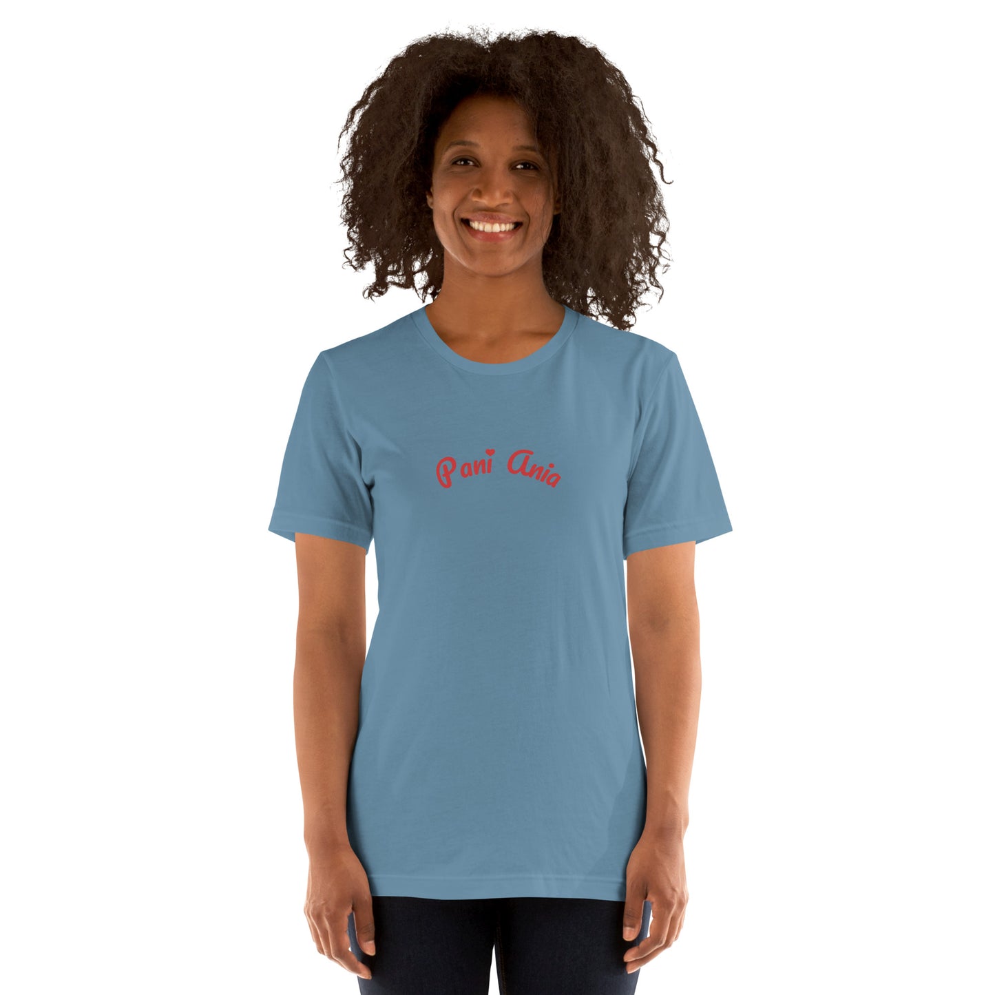 Ein Model präsentiert das stahlblaue Shirt. Der Fokus liegt auf dem roten Namenszug „Pani Ania“, dessen verspielte Schrift durch das Herzchen-Detail veredelt wird.