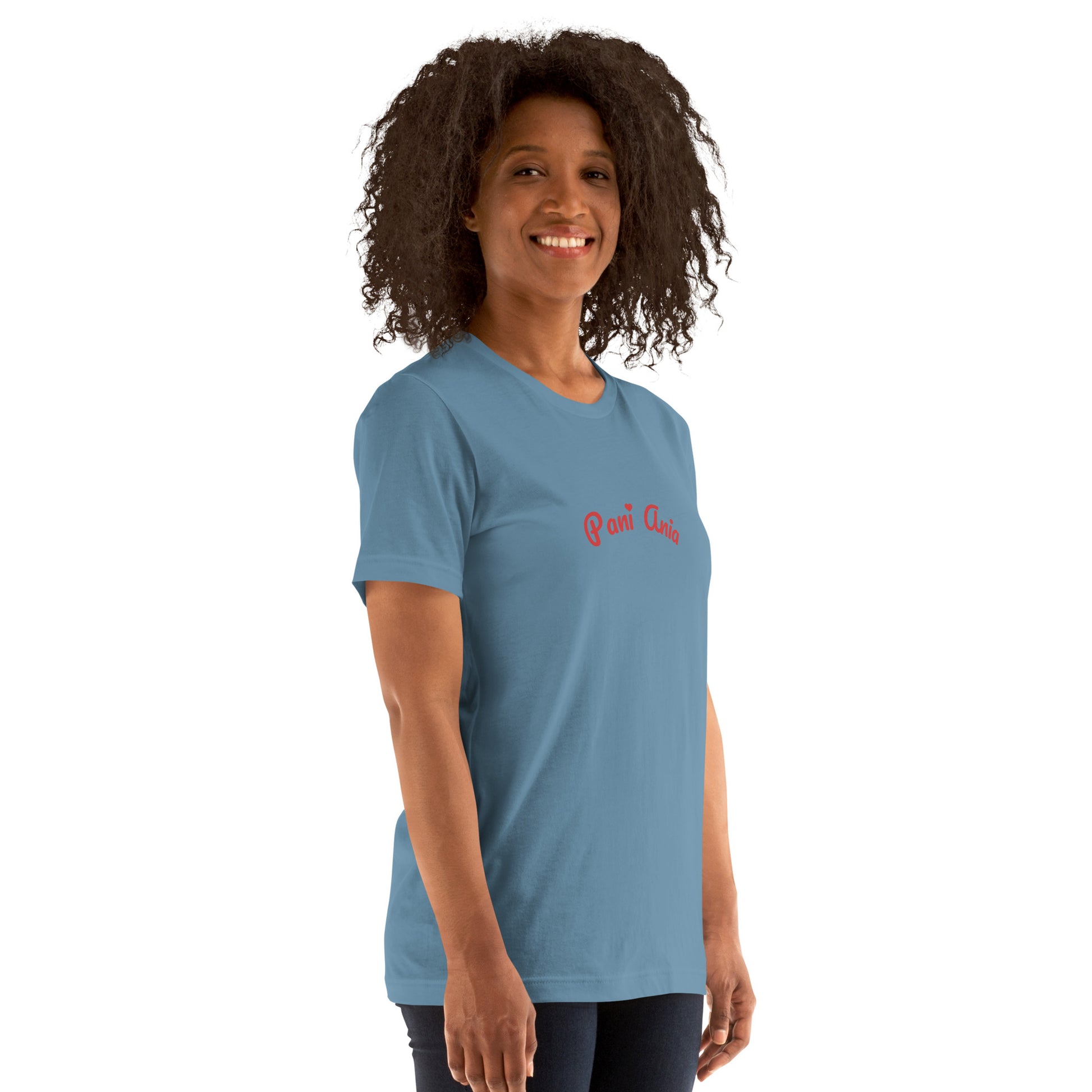 Leicht schräge Ansicht des stahlblauen Shirts. Der Fokus liegt auf dem hochwertigen roten Namens-Print „Pani Ania“ und der modernen Farbe des T-Shirts.