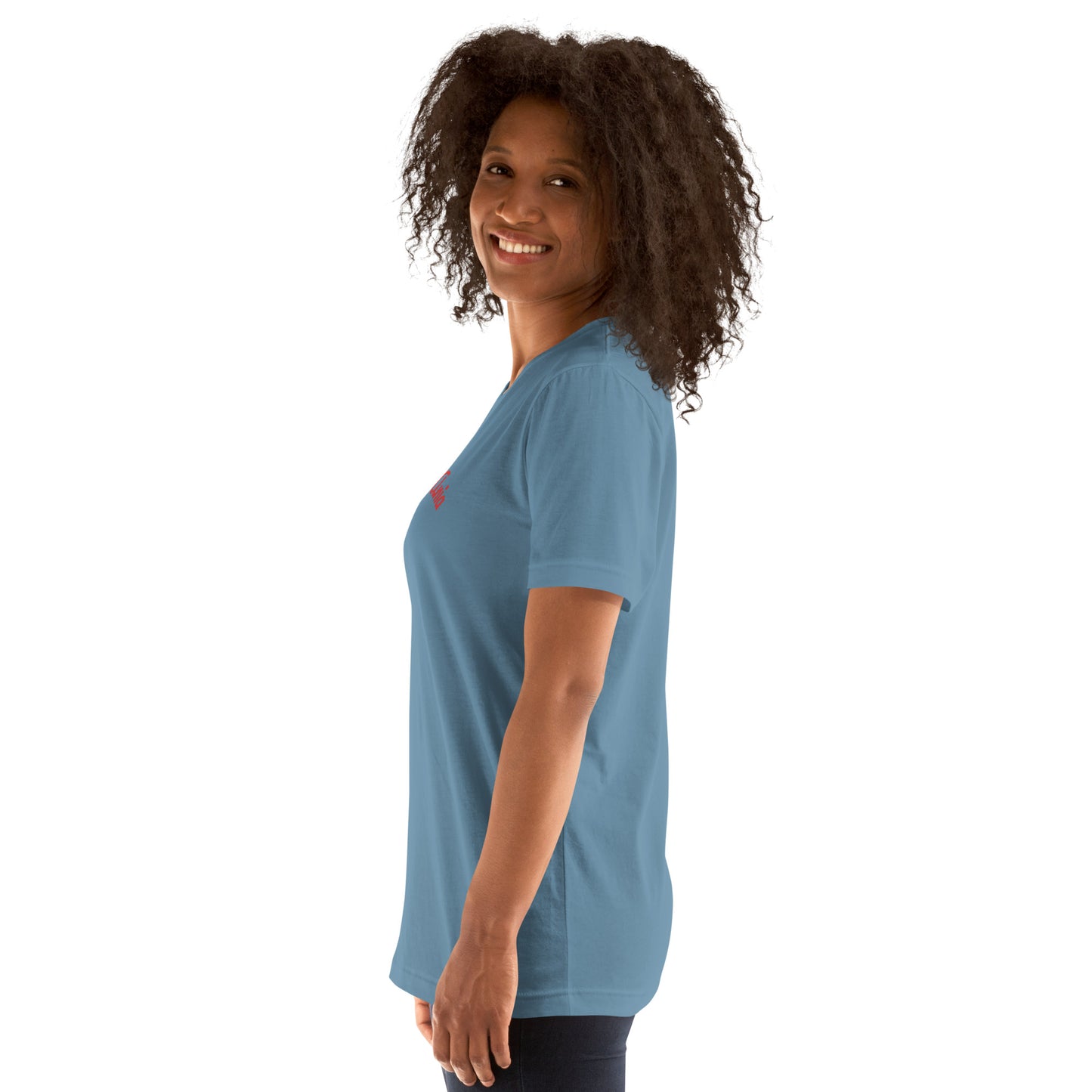 Seitliche Ansicht am Model: Der Fokus liegt auf der intensiven Farbe Steel Blue und dem lockeren Fall des POLCOUTURE Unisex-Shirts.