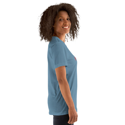 Seitenprofil am Model: Diese Perspektive verdeutlicht die hochwertige Nahtführung und den modernen Look des stahlblauen Unisex-T-Shirts.