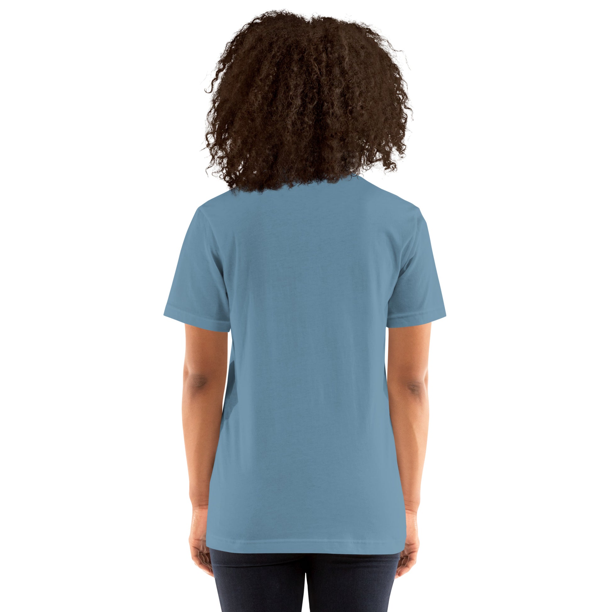 Die Rückansicht am Model zeigt das Unisex-T-Shirt in der Farbe Steel Blue. Der Fokus liegt auf der Farbtiefe des Stoffes und der entspannten Passform.