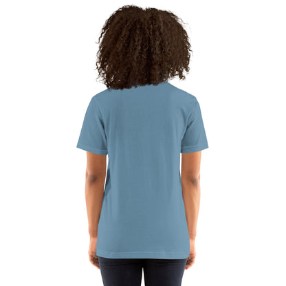 Die Rückansicht am Model zeigt das Unisex-T-Shirt in der Farbe Steel Blue. Der Fokus liegt auf der Farbtiefe des Stoffes und der entspannten Passform.