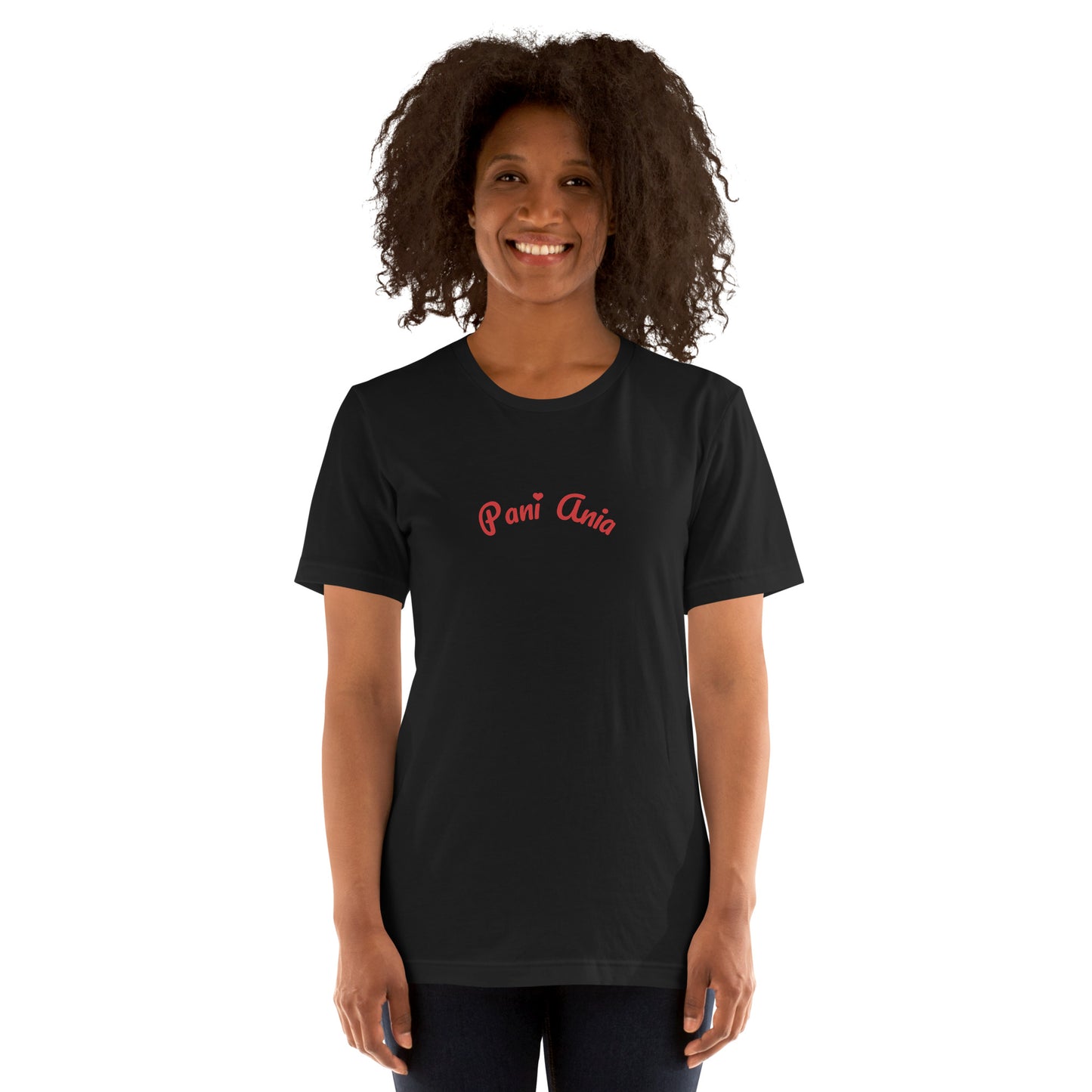Frontalansicht am Model: Der verspielte Namenszug „Pani Ania“ in Rot steht im Mittelpunkt, wobei das kleine Herzchen dem schwarzen Shirt eine feminine Note verleiht.