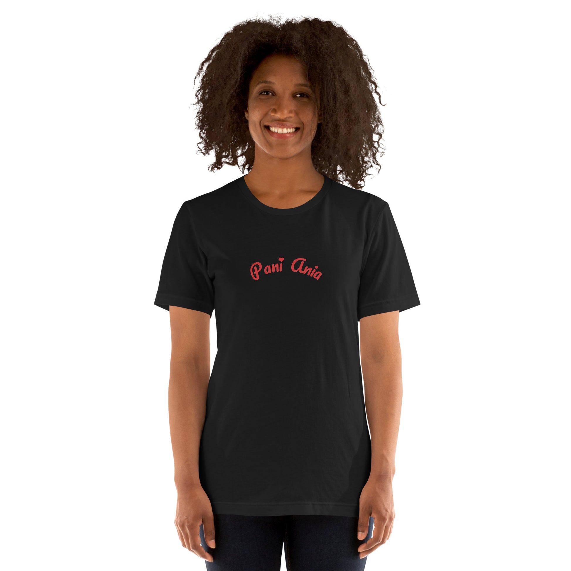 Frontalansicht am Model: Der verspielte Namenszug „Pani Ania“ in Rot steht im Mittelpunkt, wobei das kleine Herzchen dem schwarzen Shirt eine feminine Note verleiht.
