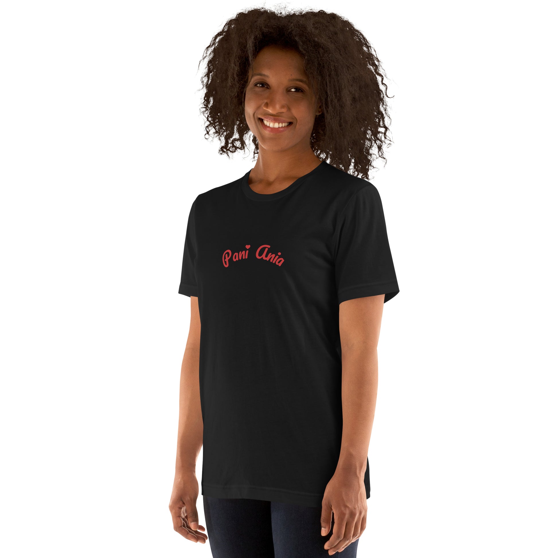 Schräge Ansicht des schwarzen Shirts. Die verspielte Schriftart von „Pani Ania“ und das rote Herzchen verleihen dem klassischen Look einen charmanten Akzent.