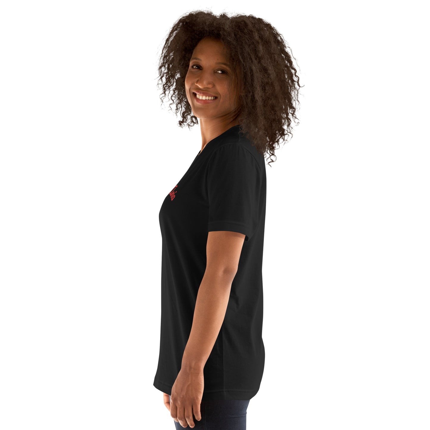 Seitenansicht am Model: Gezeigt wird der tiefe, matte Ton von Vintage Schwarz und der lässige Schnitt des POLCOUTURE Unisex-Shirts.