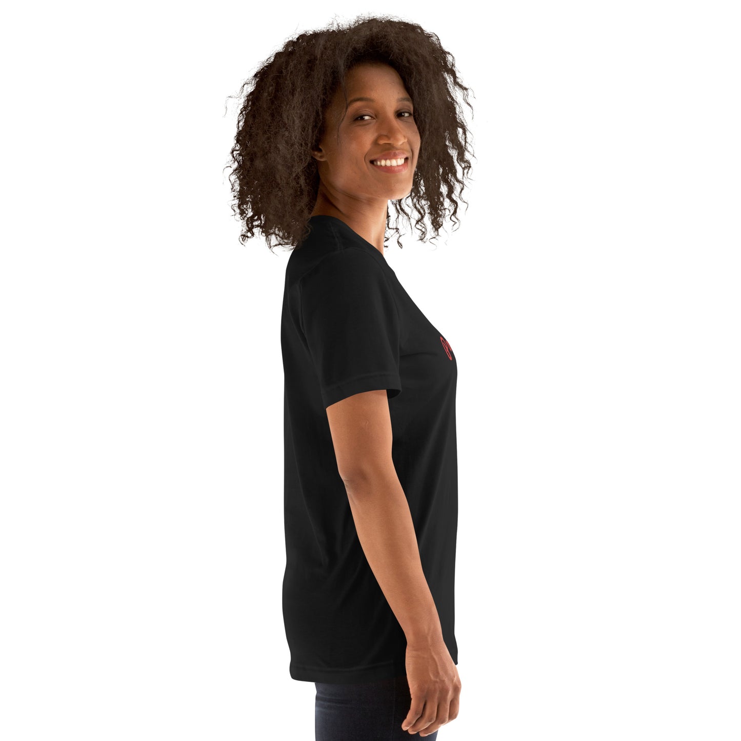 Seitenprofil am Model: Der Fokus liegt auf der Beständigkeit des dunklen Stoffes und dem sauberen Ärmelabschluss am schwarzen Unisex-T-Shirt.