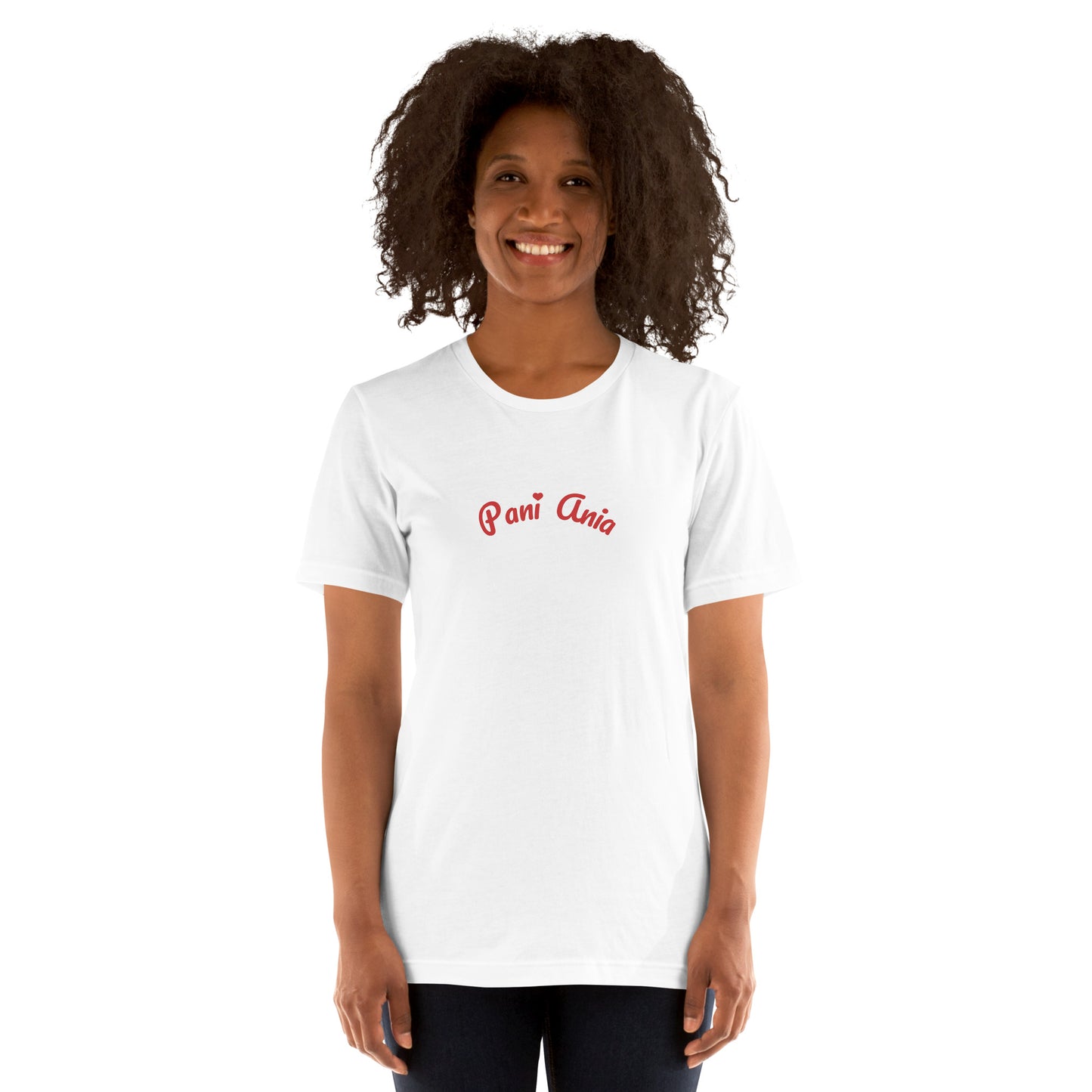 Ein Model trägt das weiße POLCOUTURE Unisex-T-Shirt mit dem verspielten roten Schriftzug „Pani Ania“. Das Design kombiniert den lockeren Schnitt mit dem feinen Herz-Detail.