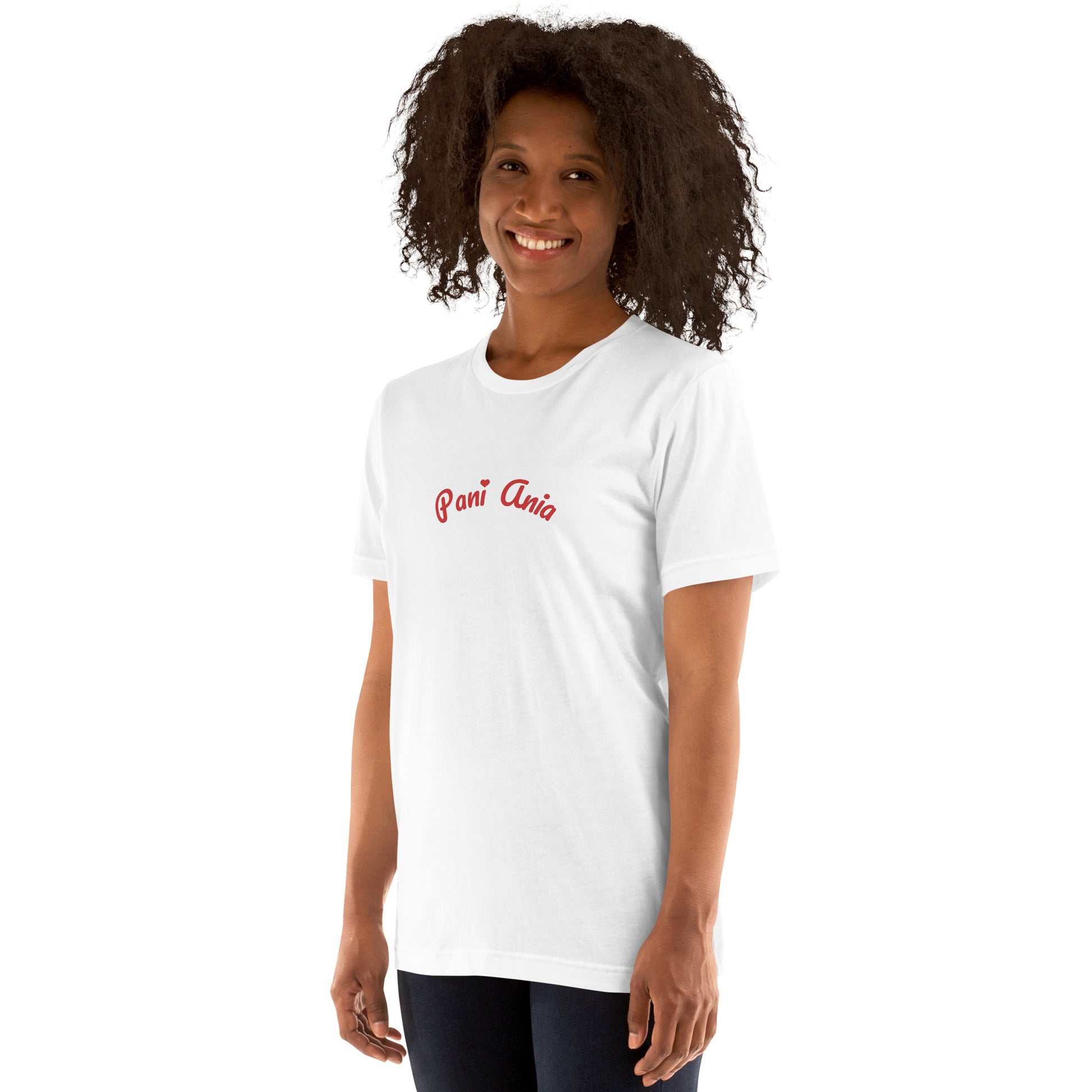 Leicht seitliche Ansicht am Model im weißen Unisex-Shirt. Der Fokus liegt auf dem roten Schriftstück „Pani Ania“, das durch die verspielte Schriftart und das Herzchen charmant wirkt.