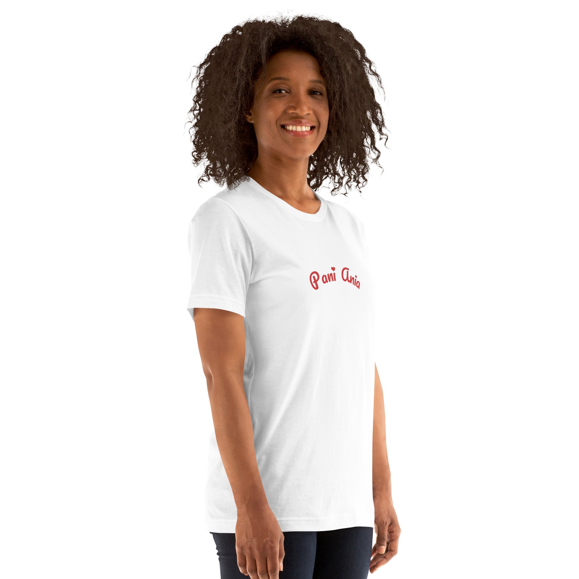 Das weiße Unisex-T-Shirt von der Seite am Model. Das Schriftstück „Pani Ania“ in markantem POLCOUTURE Rot zeigt den Namen in verspielter Optik inklusive des kleinen Herz-Details.