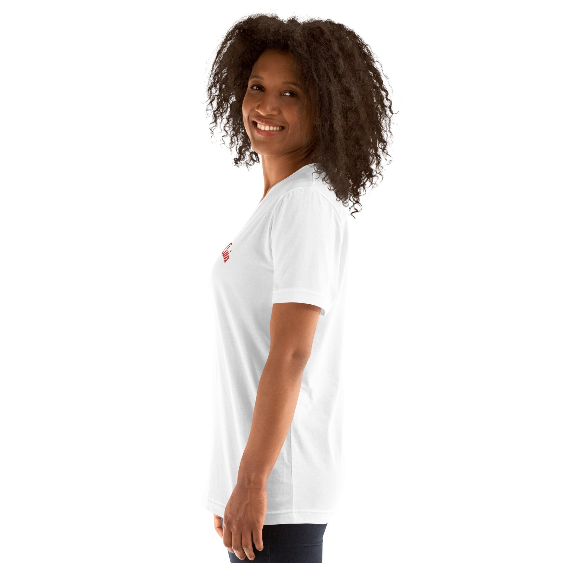 Seitliche Detailaufnahme am Model: Die Ansicht betont den hellen, sommerlichen Weißton und die bequeme Passform des POLCOUTURE Unisex-Shirts.