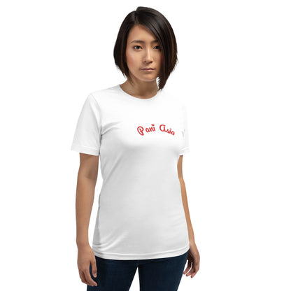 Ein Model trägt das weiße POLCOUTURE Unisex-T-Shirt mit dem verspielten roten Schriftzug „Pani Asia“. Das Design kombiniert den lockeren Schnitt mit dem feinen Herz-Detail.