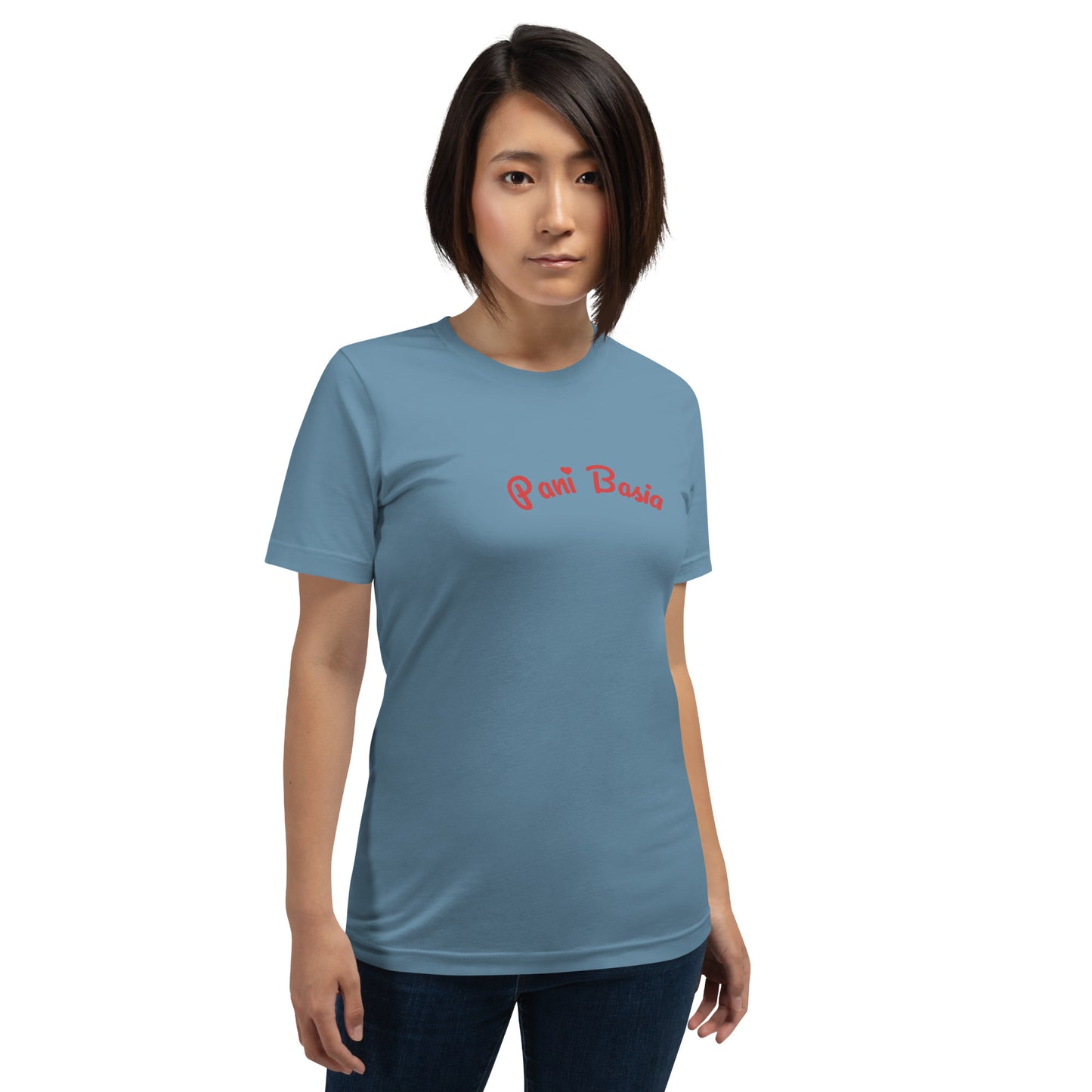 Ein Model präsentiert das stahlblaue Shirt. Der Fokus liegt auf dem roten Namenszug „Pani Basia“, dessen verspielte Schrift durch das Herzchen-Detail veredelt wird.