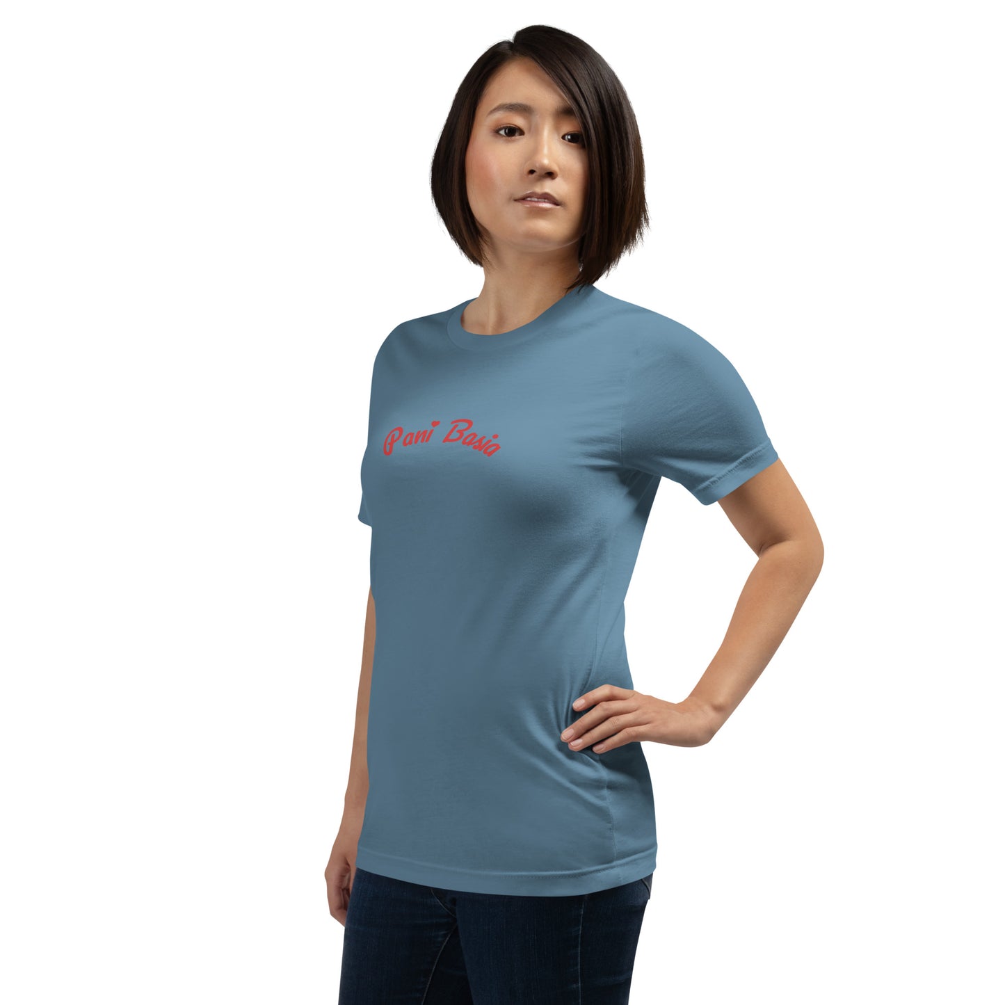 Seitenansicht am Model in Steel Blue. Das rote Schriftstück „Pani Basia“ kommt durch die verspielte Schriftart und das Herzchen-Detail auf dem blauen Grund gut zur Geltung.