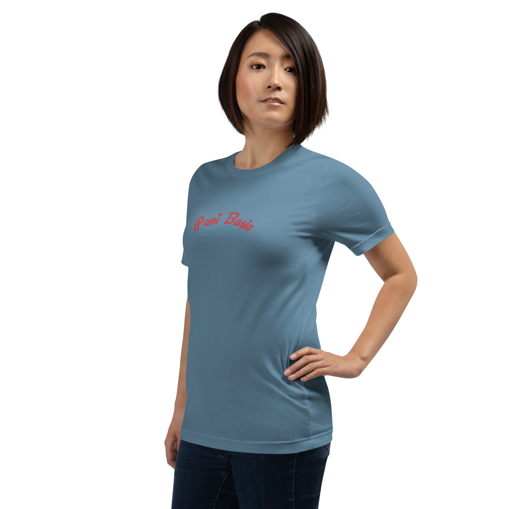 Seitenansicht am Model in Steel Blue. Das rote Schriftstück „Pani Basia“ kommt durch die verspielte Schriftart und das Herzchen-Detail auf dem blauen Grund gut zur Geltung.