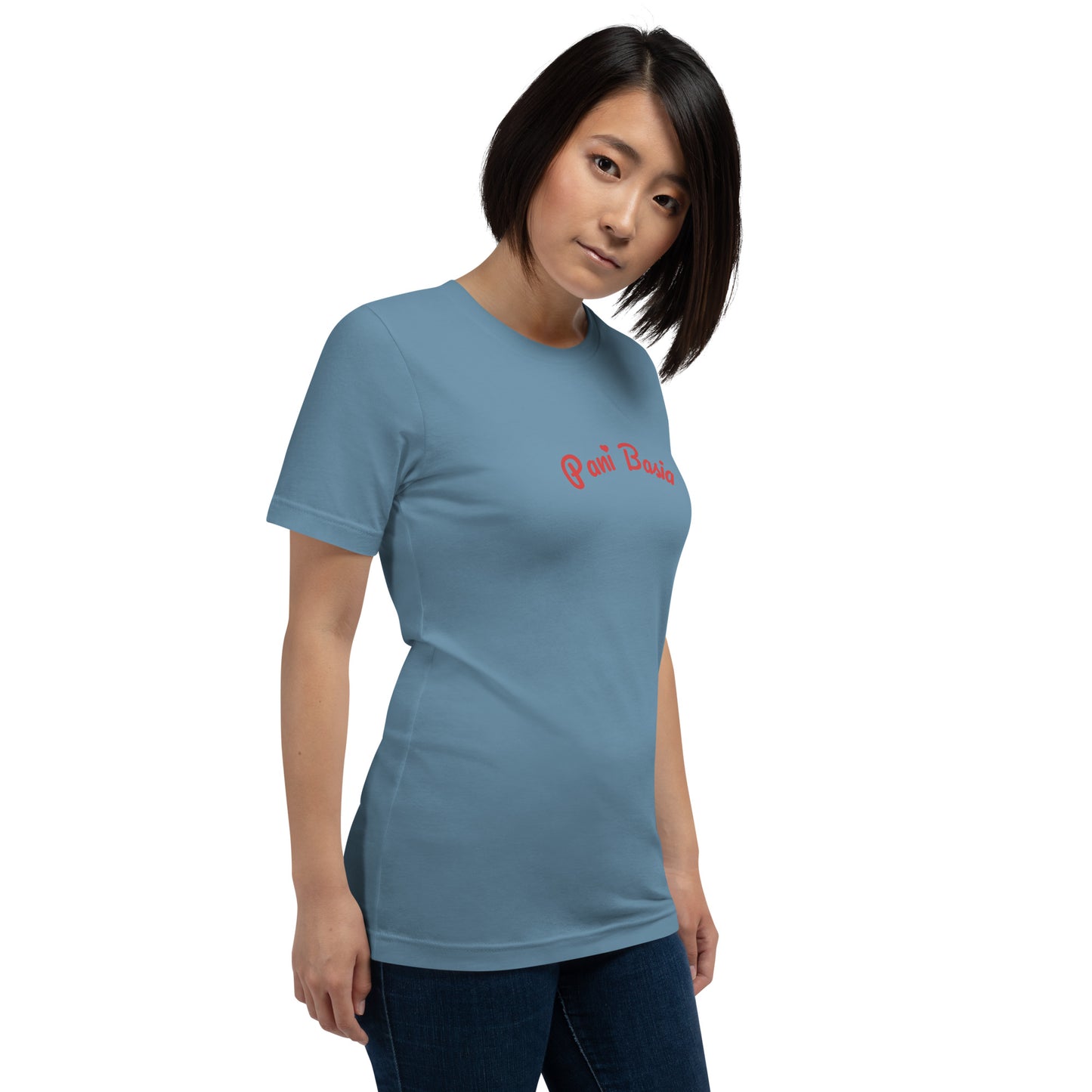 Leicht schräge Ansicht des stahlblauen Shirts. Der Fokus liegt auf dem hochwertigen roten Namens-Print „Pani Basia“ und der modernen Farbe des T-Shirts.