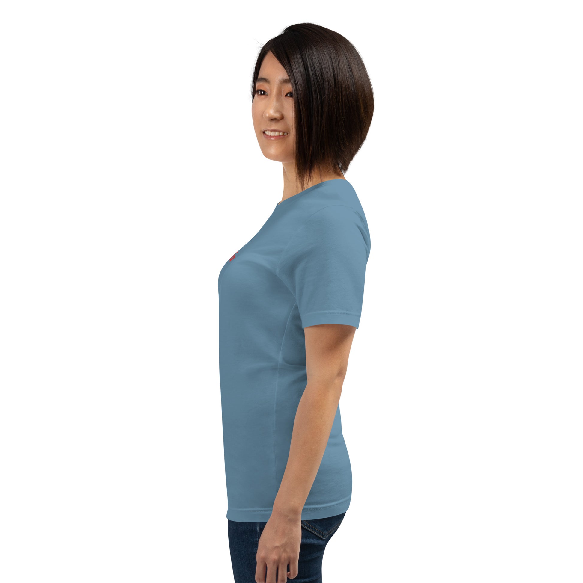 Seitenansicht am Model: Fokus auf dem stahlblauen Stoff und dem sauberen Abschluss des Rundhalsausschnitts am Unisex-Shirt.