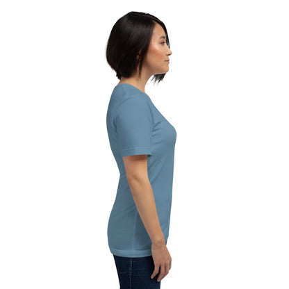 Seitenansicht am Model: Gezeigt wird die besondere Farbe Steel Blue und die Passform des POLCOUTURE Unisex-Shirts.