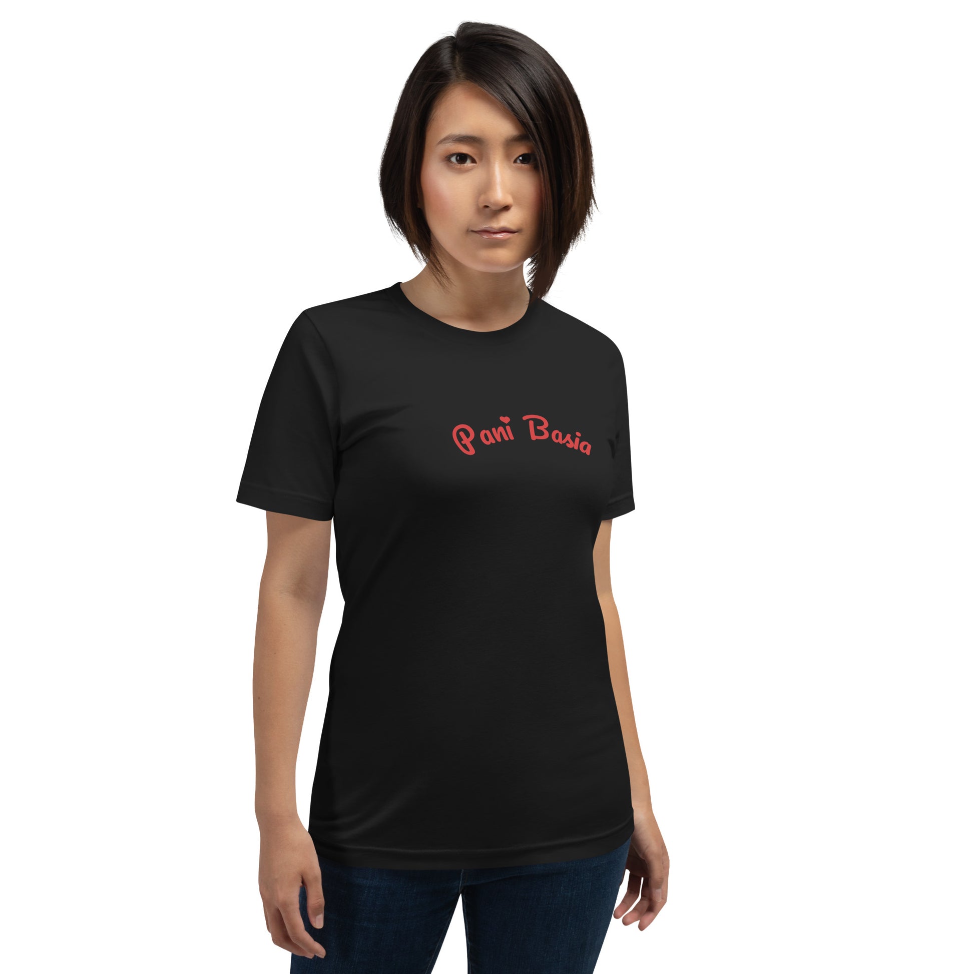Frontalansicht am Model: Der verspielte Namenszug „Pani Basia“ in Rot steht im Mittelpunkt, wobei das kleine Herzchen dem schwarzen Shirt eine feminine Note verleiht.
