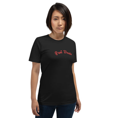 Frontalansicht am Model: Der verspielte Namenszug „Pani Basia“ in Rot steht im Mittelpunkt, wobei das kleine Herzchen dem schwarzen Shirt eine feminine Note verleiht.