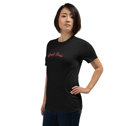 Schräge Ansicht des schwarzen Shirts. Die verspielte Schriftart von „Pani Basia“ und das rote Herzchen verleihen dem klassischen Look einen charmanten Akzent.