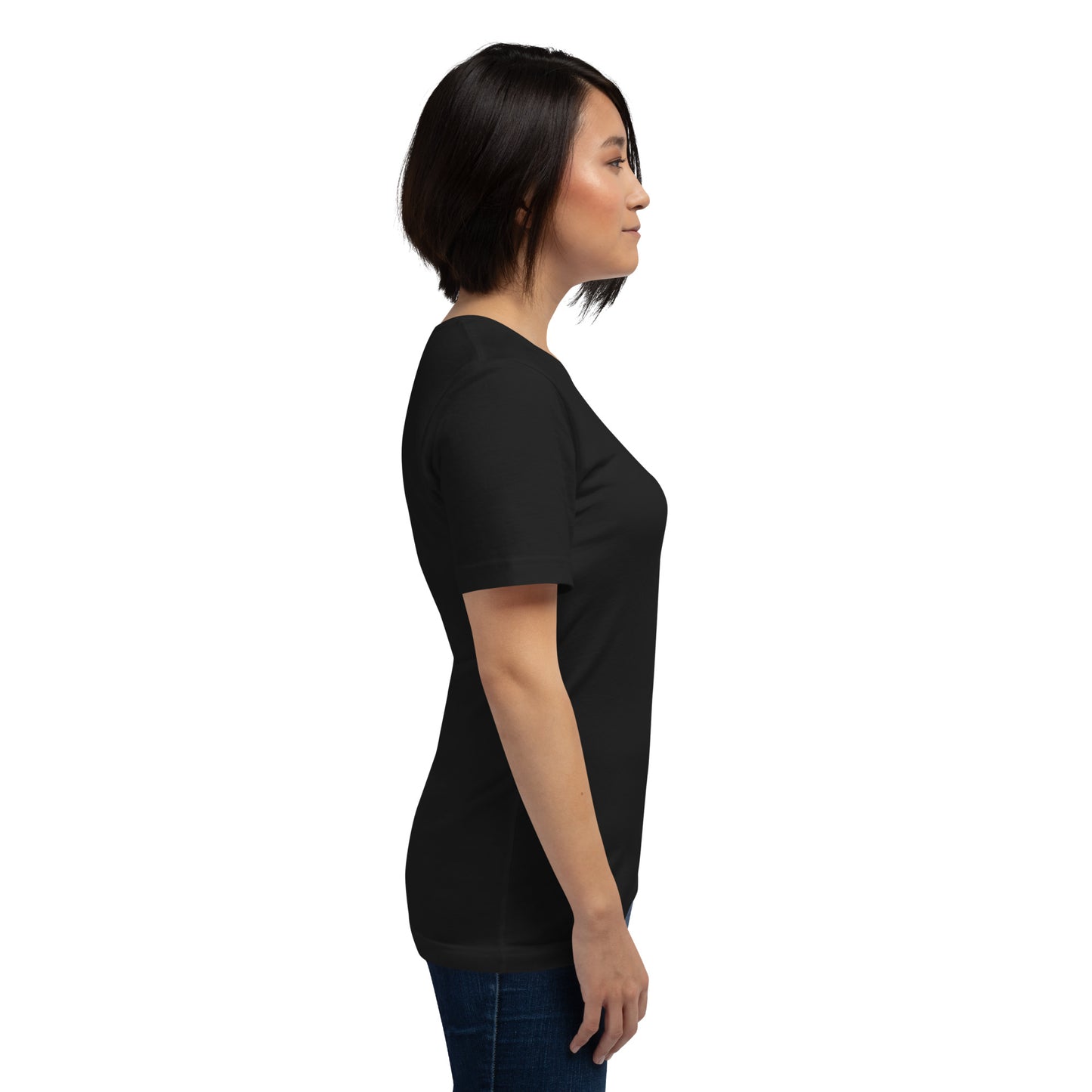 Seitenansicht am Model: Fokus auf der zeitlosen Optik und der hochwertigen Verarbeitung des schwarzen Unisex-T-Shirts.