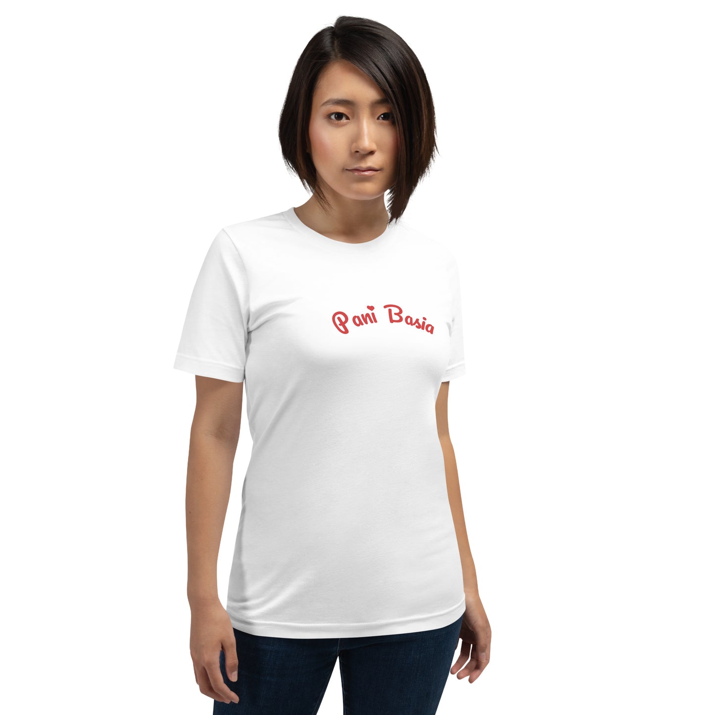 Ein Model trägt das weiße POLCOUTURE T-Shirt mit dem verspielten roten Schriftzug „Pani Basia“. Das Design besticht durch die Kombination aus dem Namen und dem feinen Herz-Detail über dem „i“.