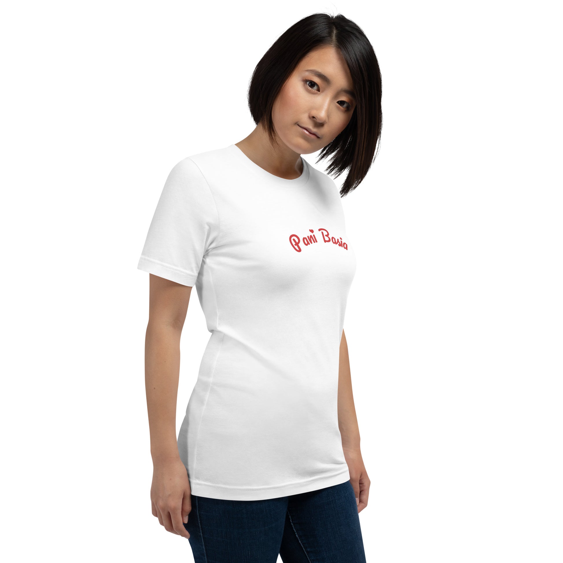 Leicht seitliche Ansicht des weißen T-Shirts. Das Schriftstück „Pani Basia“ in markantem POLCOUTURE Rot zeigt den Namen in verspielter Optik inklusive des kleinen Herz-Details.