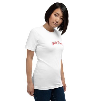 Leicht seitliche Ansicht des weißen T-Shirts. Das Schriftstück „Pani Basia“ in markantem POLCOUTURE Rot zeigt den Namen in verspielter Optik inklusive des kleinen Herz-Details.