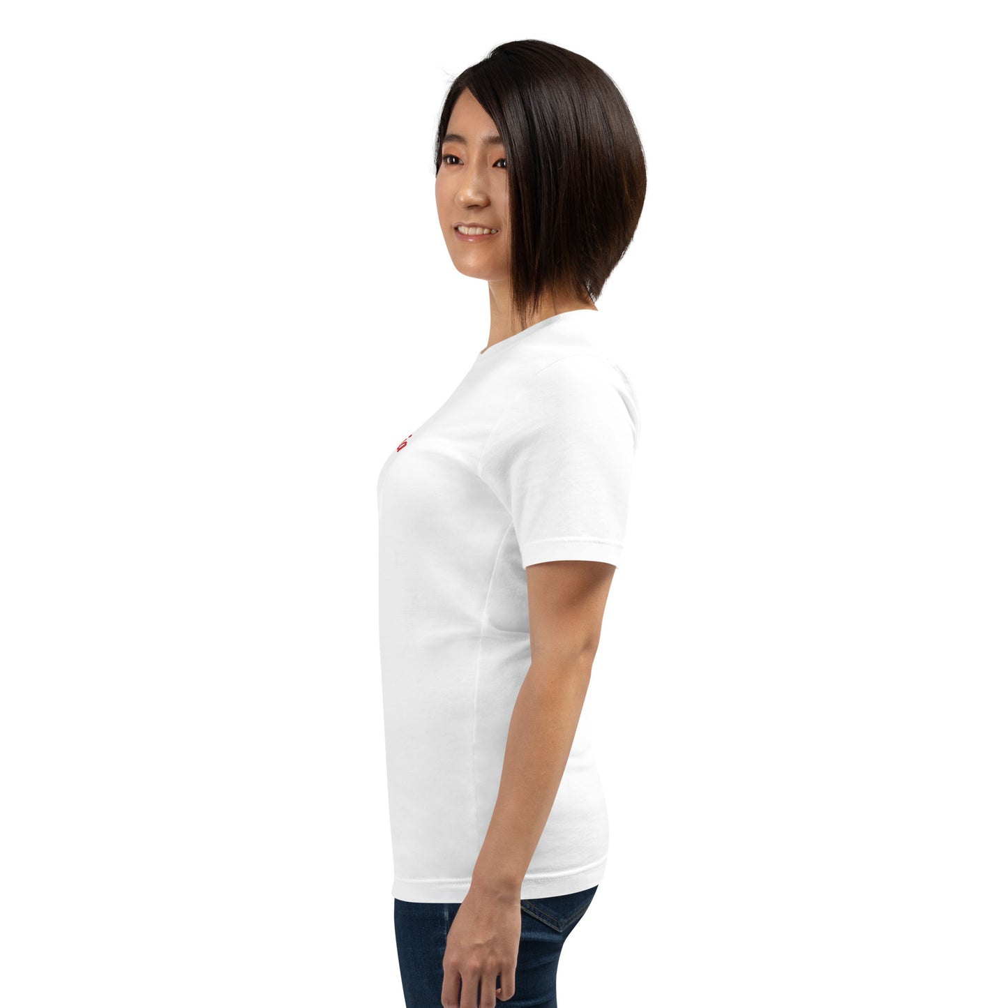 Detailaufnahme der Seitenansicht: Ein Ausschnitt des Namens „Basia“ in der verspielten roten POLCOUTURE Schrift ist auf dem weißen T-Shirt zu erkennen.