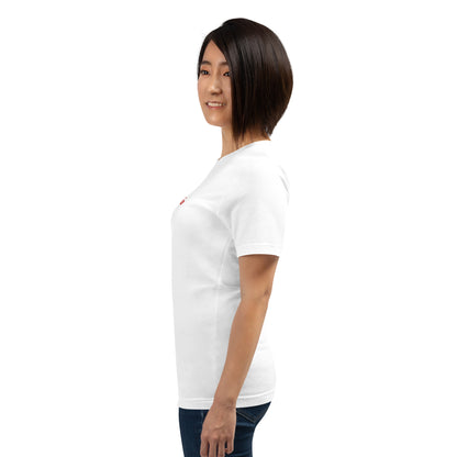 Detailaufnahme der Seitenansicht: Ein Ausschnitt des Namens „Basia“ in der verspielten roten POLCOUTURE Schrift ist auf dem weißen T-Shirt zu erkennen.