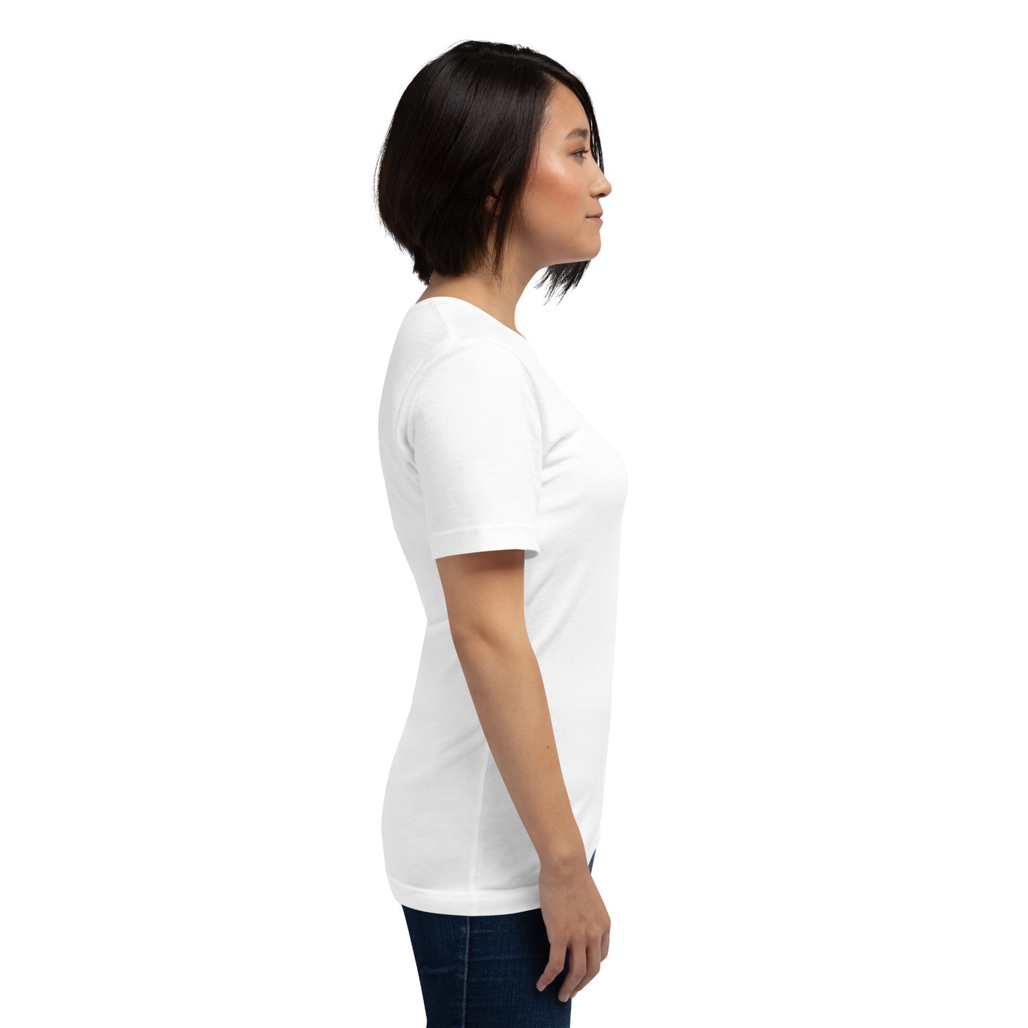 Seitenansicht am Model: Gezeigt wird die reine weiße Farbe und die Passform des POLCOUTURE Unisex-Shirts.