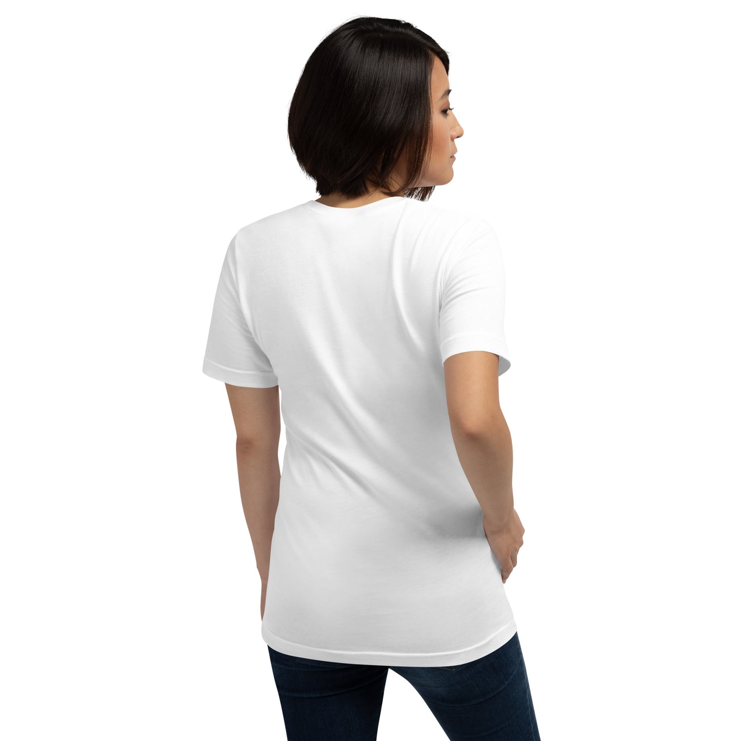 Rückansicht des weißen Damen-T-Shirts am Model. Schlichter Look, der den Fokus auf die hochwertige Qualität und den modernen Schnitt von POLCOUTURE legt.