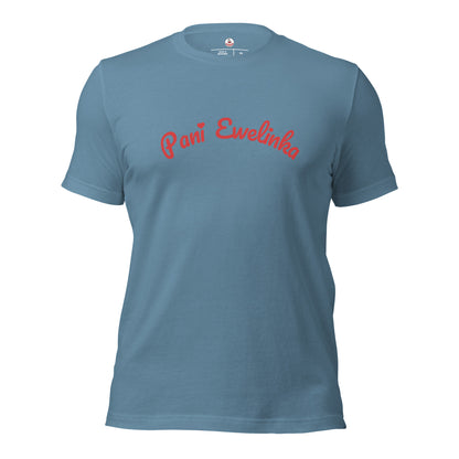 Das Unisex-T-Shirt in Steel Blue. Der rote Namenszug „Pani Ewelinka“ mit dem Herz-Detail über dem „i“ hebt sich kontrastreich vom stahlblauen Untergrund ab.