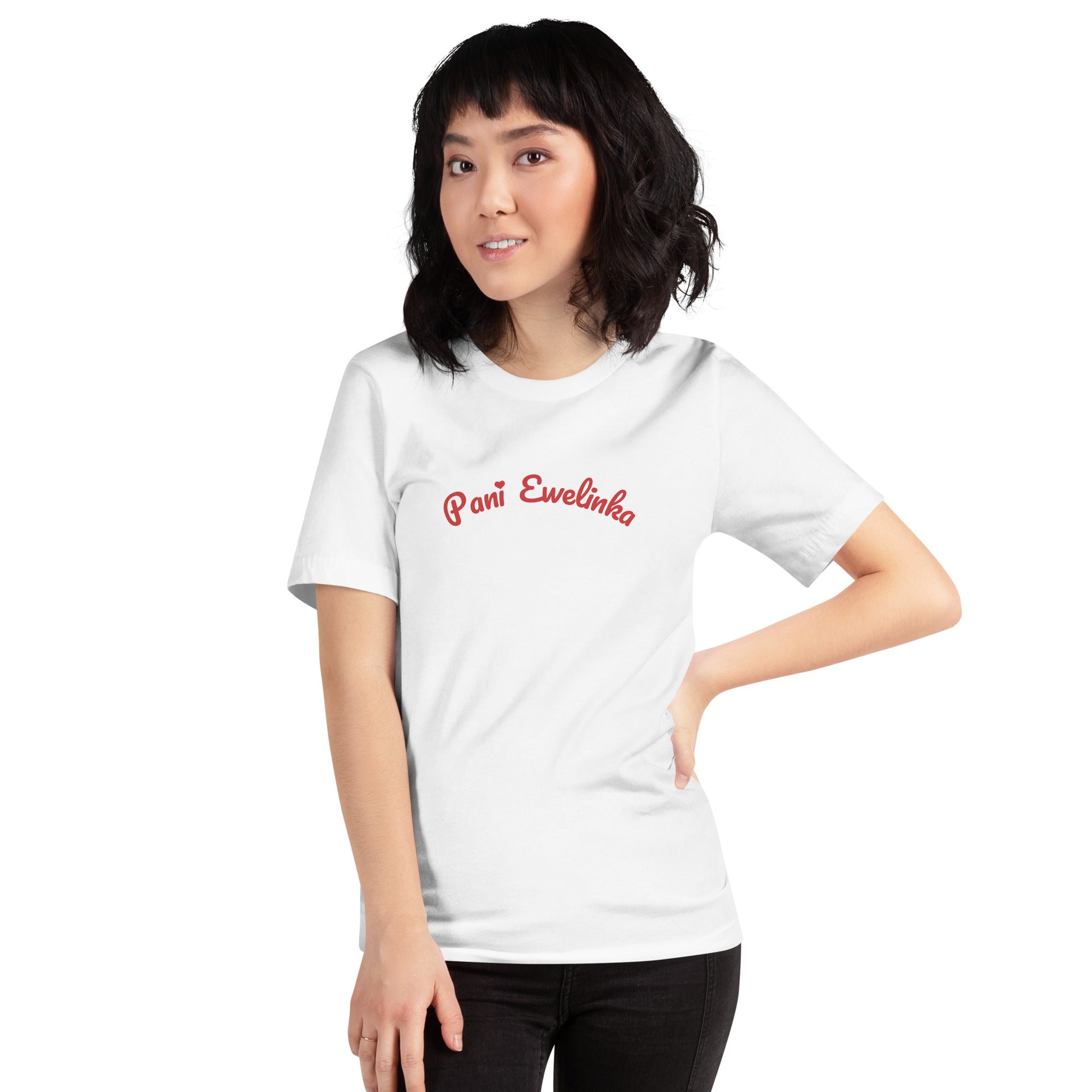 Ein Model trägt das weiße POLCOUTURE Unisex-T-Shirt. Der rote Schriftzug „Pani Ewelinka“ verleiht dem klassischen Look eine persönliche und charmante Note.