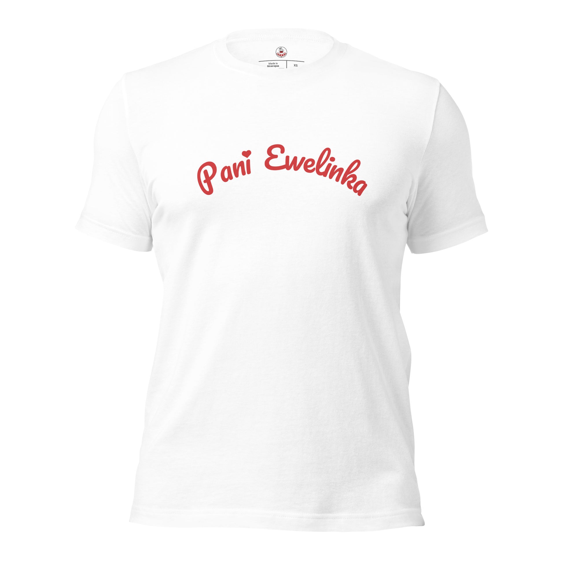 Frontalansicht des weißen Unisex-T-Shirts. Der Name „Pani Ewelinka“ ist in verspielter, roter Schrift mit einem Herz als i-Punkt zentriert auf dem hellen Stoff aufgedruckt.