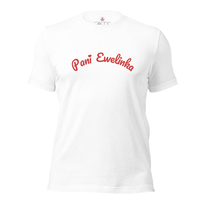 Frontalansicht des weißen Unisex-T-Shirts. Der Name „Pani Ewelinka“ ist in verspielter, roter Schrift mit einem Herz als i-Punkt zentriert auf dem hellen Stoff aufgedruckt.
