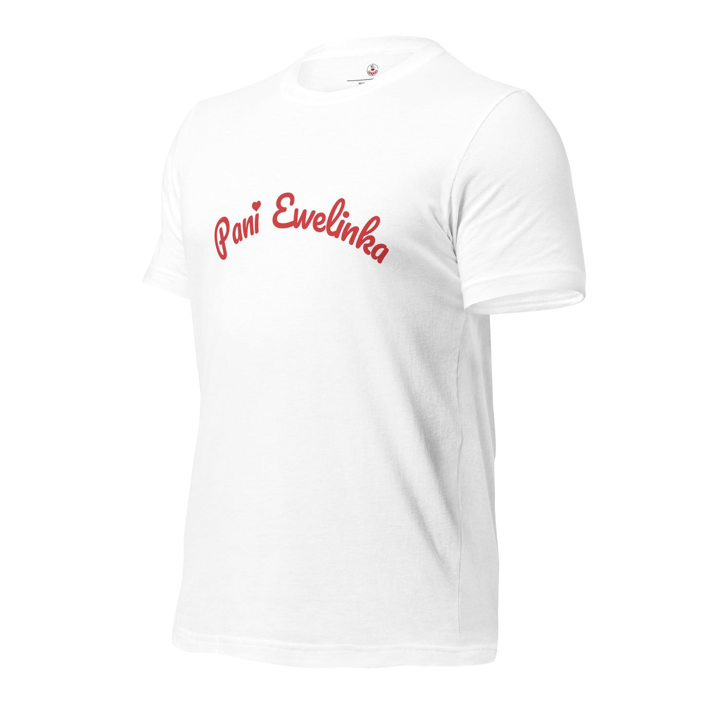 Das weiße Unisex-T-Shirt in der Schrägansicht. Das rote Design „Pani Ewelinka“ inklusive Herz-Detail ist auf der leichten Stoffstruktur klar erkennbar.