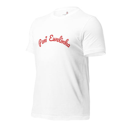 Das weiße Unisex-T-Shirt in der Schrägansicht. Das rote Design „Pani Ewelinka“ inklusive Herz-Detail ist auf der leichten Stoffstruktur klar erkennbar.