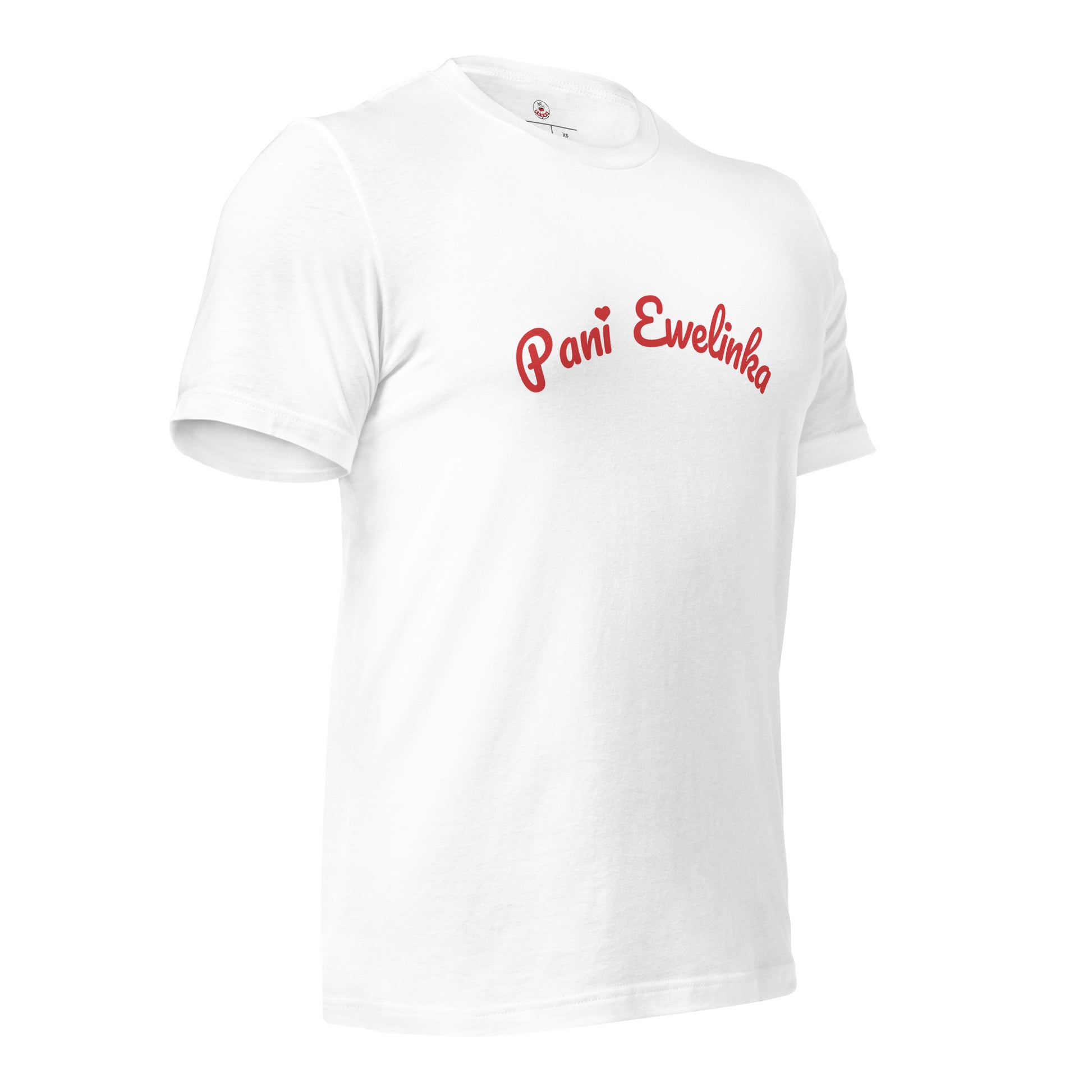 Das weiße Unisex-T-Shirt in der Schrägansicht. Das rote Design „Pani Ewelinka“ inklusive Herz-Detail ist auf der leichten Stoffstruktur klar erkennbar.