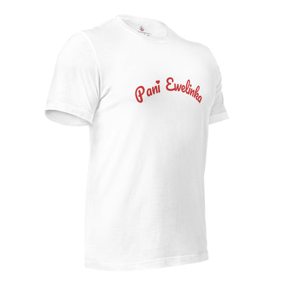 Das weiße Unisex-T-Shirt in der Schrägansicht. Das rote Design „Pani Ewelinka“ inklusive Herz-Detail ist auf der leichten Stoffstruktur klar erkennbar.