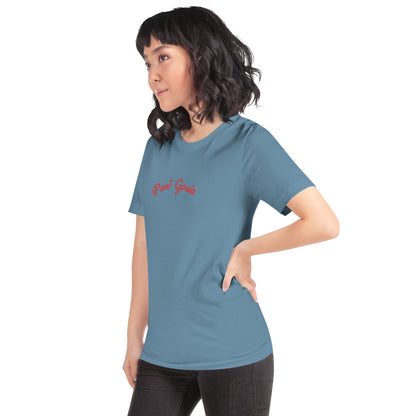 Seitenansicht am Model in Steel Blue. Das rote Schriftstück „Pani Gosia“ kommt durch die verspielte Schriftart und das Herzchen-Detail auf dem blauen Grund gut zur Geltung.