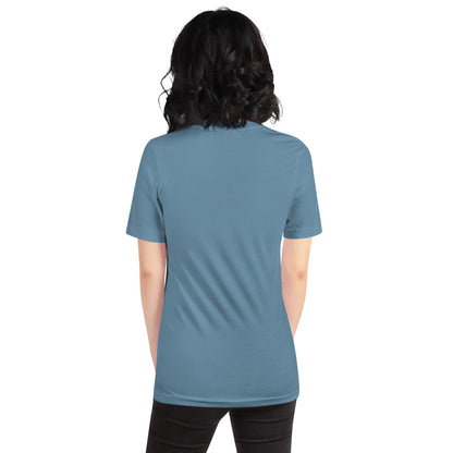Die Rückansicht am Model zeigt das Unisex-T-Shirt in der Farbe Steel Blue. Der Fokus liegt auf der Farbtiefe des Stoffes und der entspannten Passform.