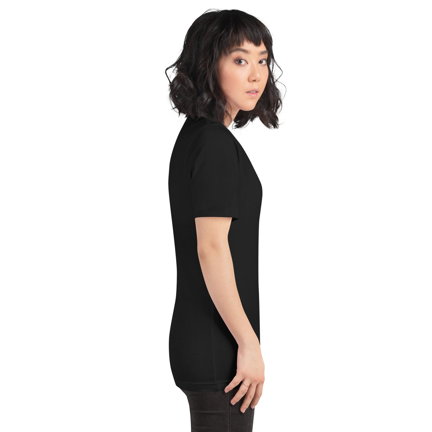 Seitenansicht am Model: Fokus auf der zeitlosen Optik und der hochwertigen Verarbeitung des schwarzen Unisex-T-Shirts.